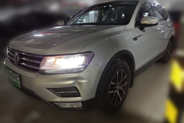 Volkswagen Tiguan L 2017 330TSI Automatic Two-Wheel Drive Luxury Edition مستعملة