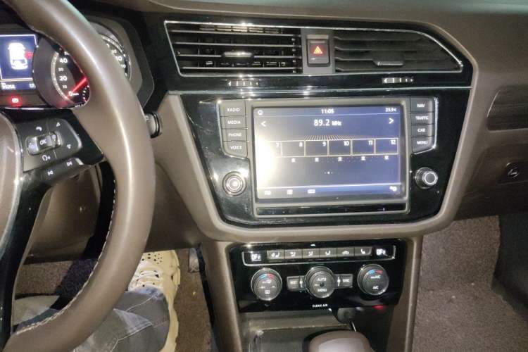 Used Volkswagen Tiguan L 2017 330TSI Automatic Two-Wheel Drive Luxury Edition Audio And AC Panel