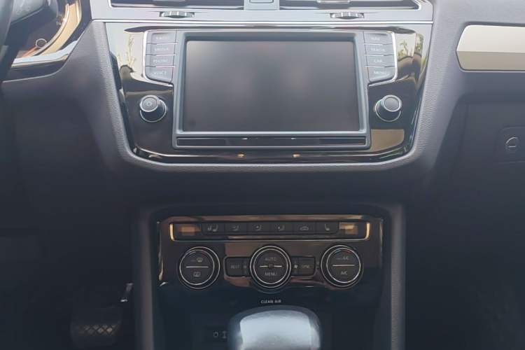 Used Volkswagen Tiguan L 2017 330TSI Automatic Two-Wheel Drive Luxury Edition Audio And AC Panel