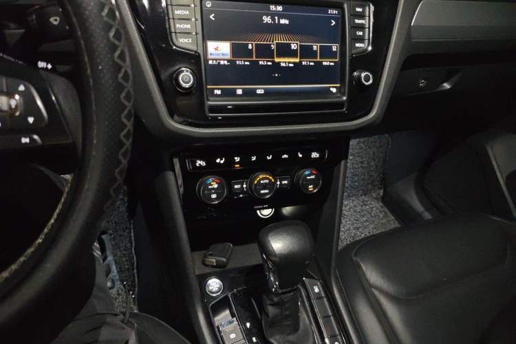 Used Volkswagen Tiguan L 2017 330TSI Automatic Two-Wheel Drive Luxury Edition Audio And AC Panel