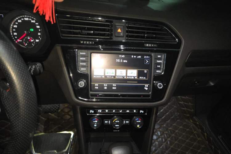 Used Volkswagen Tiguan L 2017 380TSI Automatic All-Wheel-Drive Flagship Edition Audio And AC Panel