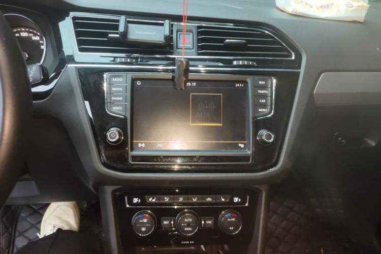 Used Volkswagen Tiguan L 2017 330TSI Automatic Two-Wheel Drive Luxury Edition Audio And AC Panel