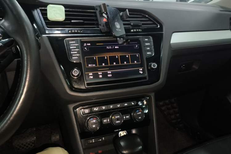 Used Volkswagen Tiguan L 2017 380TSI Automatic All-Wheel-Drive Luxury Edition Audio And AC Panel