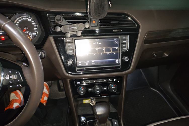 Used Volkswagen Tiguan L 2017 330TSI Automatic Two-Wheel Drive Luxury Edition Audio And AC Panel