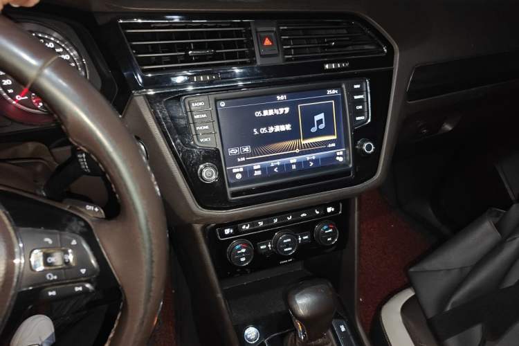 Used Volkswagen Tiguan L 2017 330TSI Automatic Two-Wheel Drive Luxury Edition Audio And AC Panel