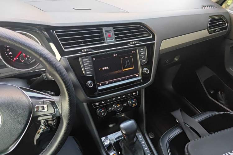 Used Volkswagen Tiguan L 2017 330TSI Automatic Two-Wheel Drive Flagship Edition Audio And AC Panel