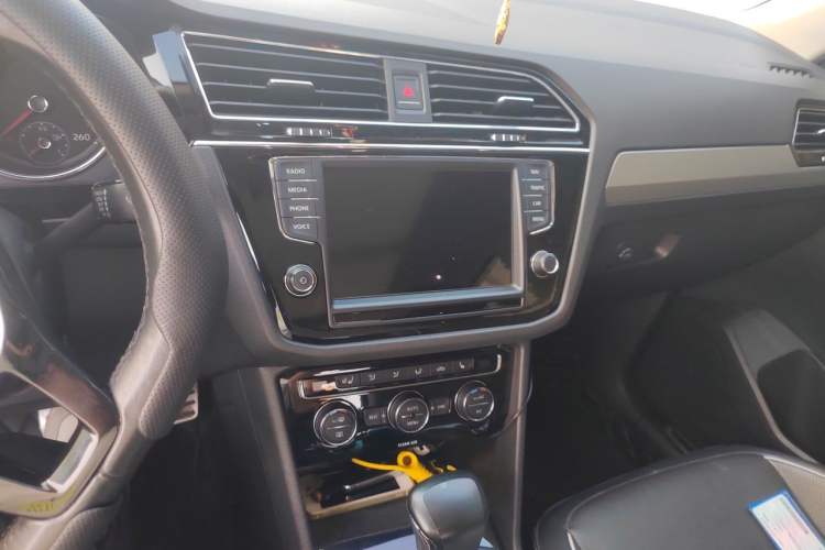 Used Volkswagen Tiguan L 2017 330TSI Automatic Two-Wheel Drive Flagship Edition Audio And AC Panel