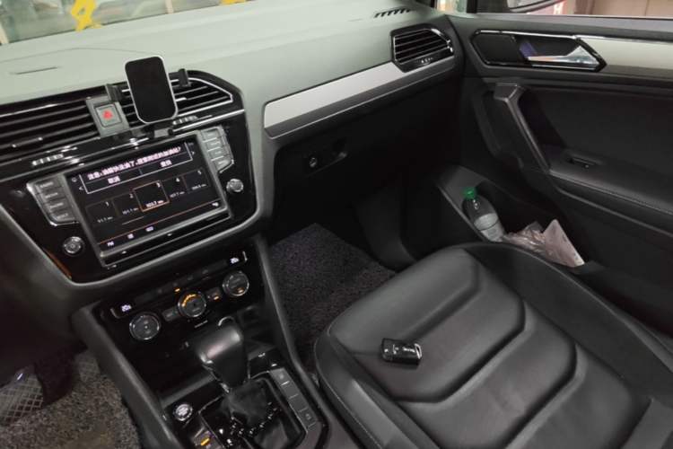 Used Volkswagen Tiguan L 2017 330TSI Automatic Two-Wheel Drive Comfort Edition Audio And AC Panel