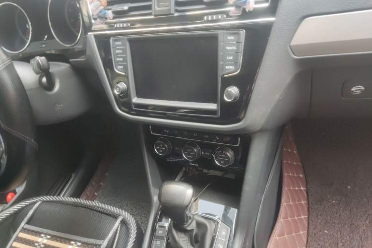 Used Volkswagen Tiguan L 2017 330TSI Automatic Two-Wheel Drive Flagship Edition Audio And AC Panel