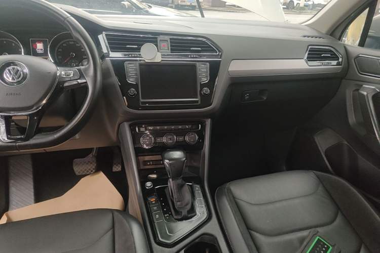 Used Volkswagen Tiguan L 2017 380TSI Automatic All-Wheel-Drive Luxury Edition Audio And AC Panel