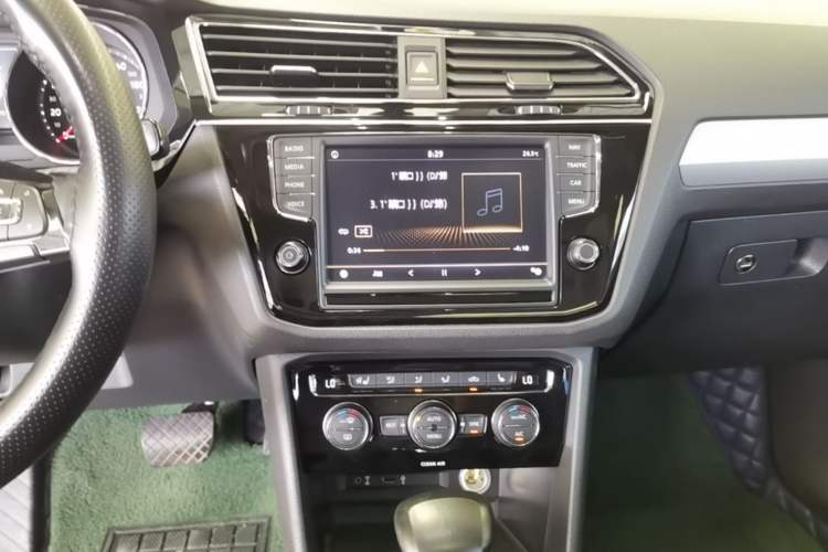 Used Volkswagen Tiguan L 2017 380TSI Automatic All-Wheel-Drive Luxury Edition Audio And AC Panel