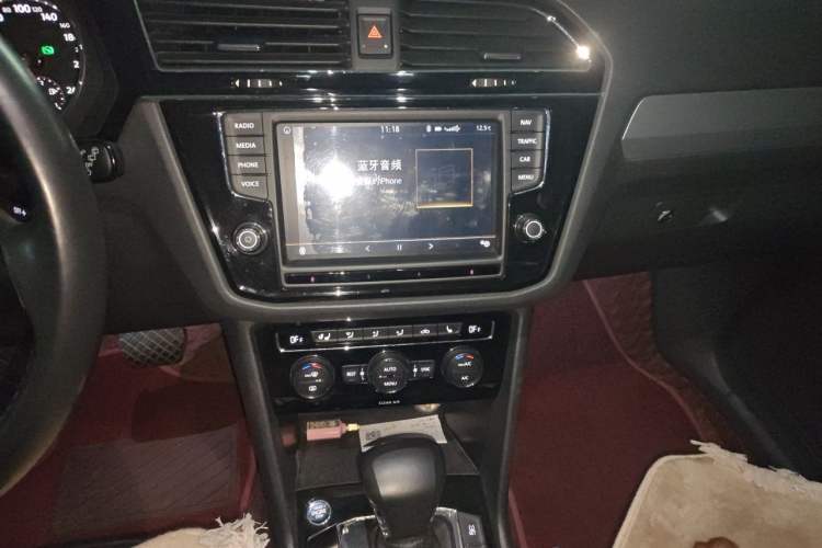 Used Volkswagen Tiguan L 2017 380TSI Automatic All-Wheel-Drive Luxury Edition Audio And AC Panel