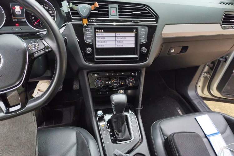 Used Volkswagen Tiguan L 2017 330TSI Automatic Two-Wheel Drive Comfort Edition Audio And AC Panel