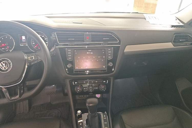 Used Volkswagen Tiguan L 2017 330TSI Automatic Two-Wheel Drive Comfort Edition Audio And AC Panel