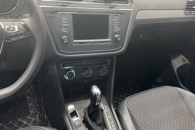 Used Volkswagen Tiguan L 2017 330TSI Automatic Two-Wheel Drive Luxury Edition Audio And AC Panel