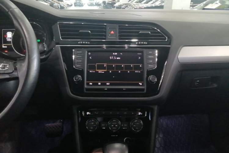 Used Volkswagen Tiguan L 2017 330TSI Automatic Two-Wheel Drive Luxury Edition Audio And AC Panel