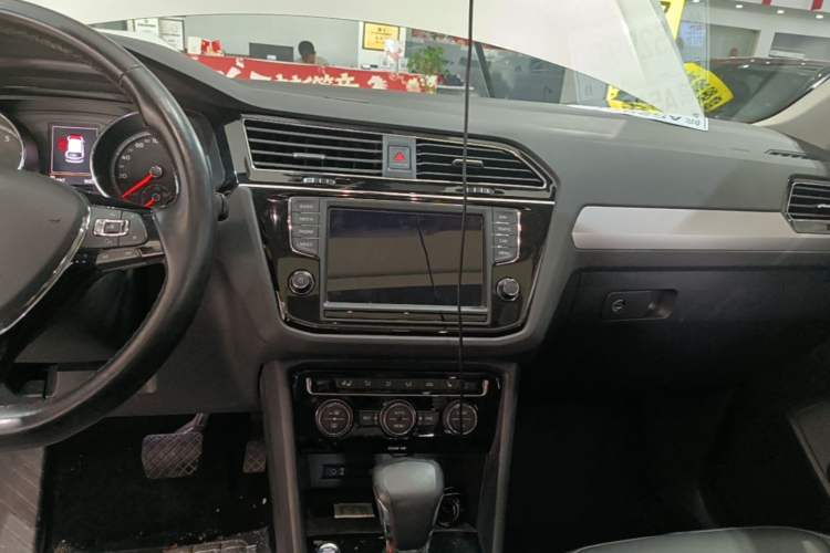 Used Volkswagen Tiguan L 2017 330TSI Automatic Two-Wheel Drive Luxury Edition Audio And AC Panel