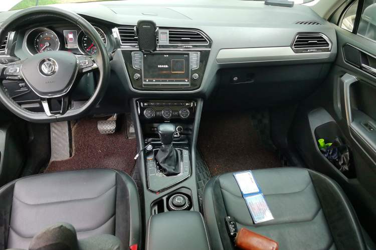 Used Volkswagen Tiguan L 2017 330TSI Automatic Two-Wheel Drive Luxury Edition Center Console