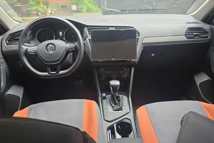 Used Volkswagen Tiguan L 2017 330TSI Automatic Two-Wheel Drive Luxury Edition Center Console