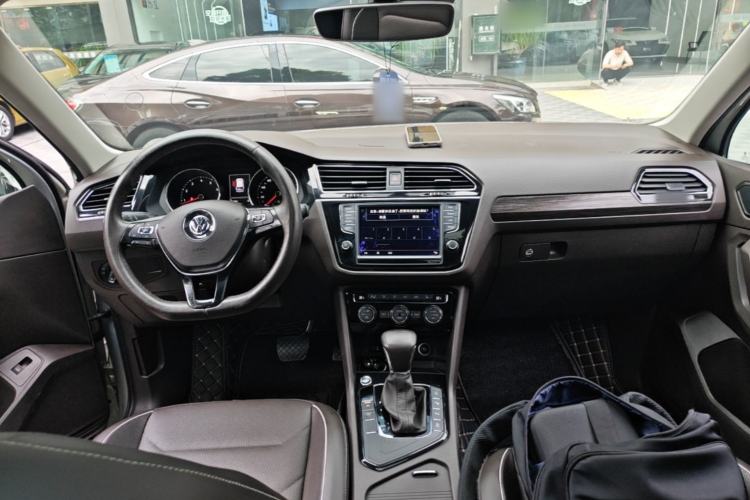 Used Volkswagen Tiguan L 2017 330TSI Automatic Two-Wheel Drive Flagship Edition Center Console