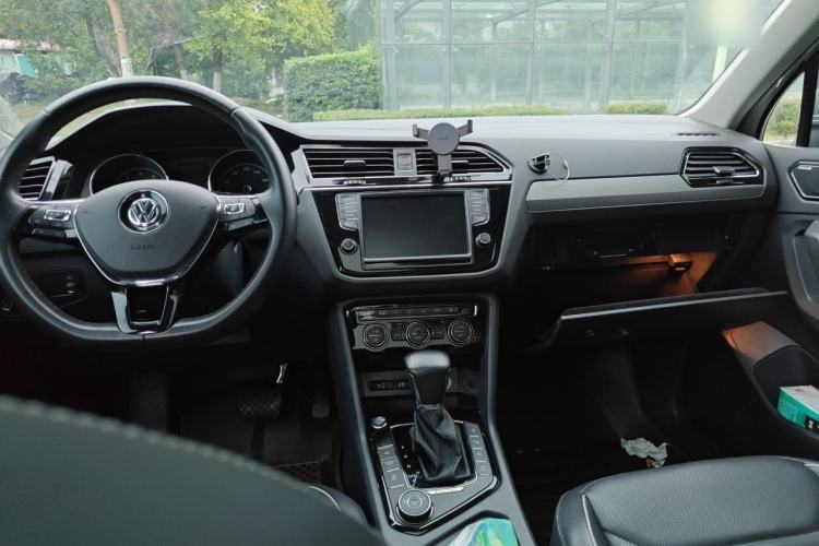 Used Volkswagen Tiguan L 2017 380TSI Automatic All-Wheel Drive Supreme Flagship Edition Center Console
