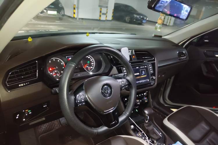 Used Volkswagen Tiguan L 2017 330TSI Automatic Two-Wheel Drive Luxury Edition Center Console