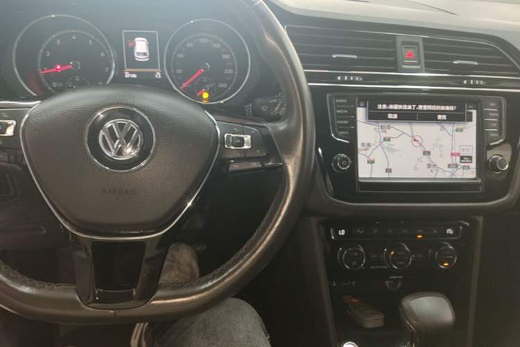 Used Volkswagen Tiguan L 2017 330TSI Automatic Two-Wheel Drive Flagship Edition Center Console