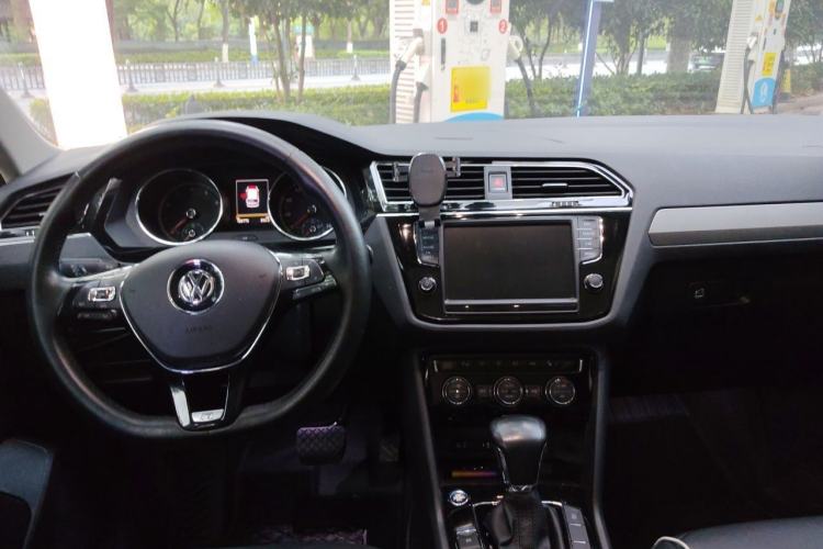 Used Volkswagen Tiguan L 2017 330TSI Automatic Two-Wheel Drive Luxury Edition Center Console