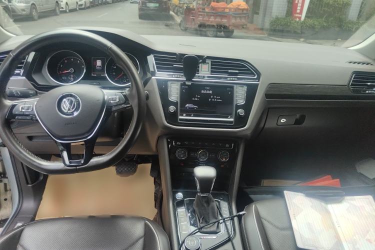 Used Volkswagen Tiguan L 2017 380TSI Automatic All-Wheel-Drive Flagship Edition Center Console