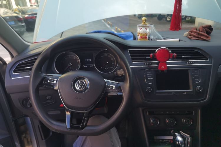 Used Volkswagen Tiguan L 2017 330TSI Automatic Two-Wheel Drive Luxury Edition Center Console