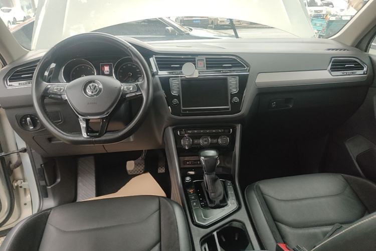 Used Volkswagen Tiguan L 2017 380TSI Automatic All-Wheel-Drive Luxury Edition Center Console