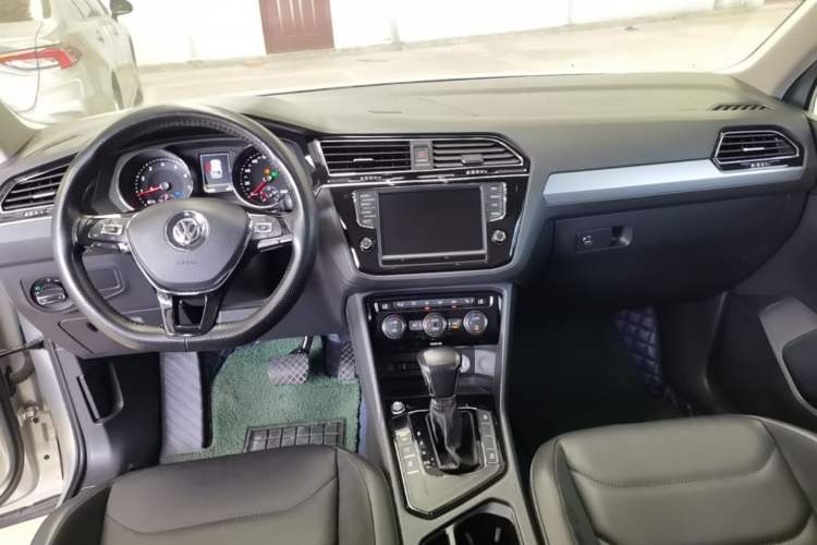 Used Volkswagen Tiguan L 2017 380TSI Automatic All-Wheel-Drive Luxury Edition Center Console