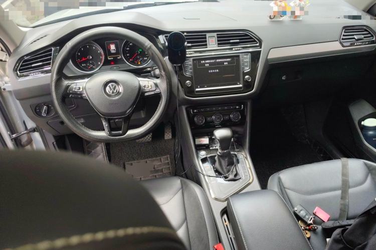 Used Volkswagen Tiguan L 2017 380TSI Automatic All-Wheel-Drive Luxury Edition Center Console