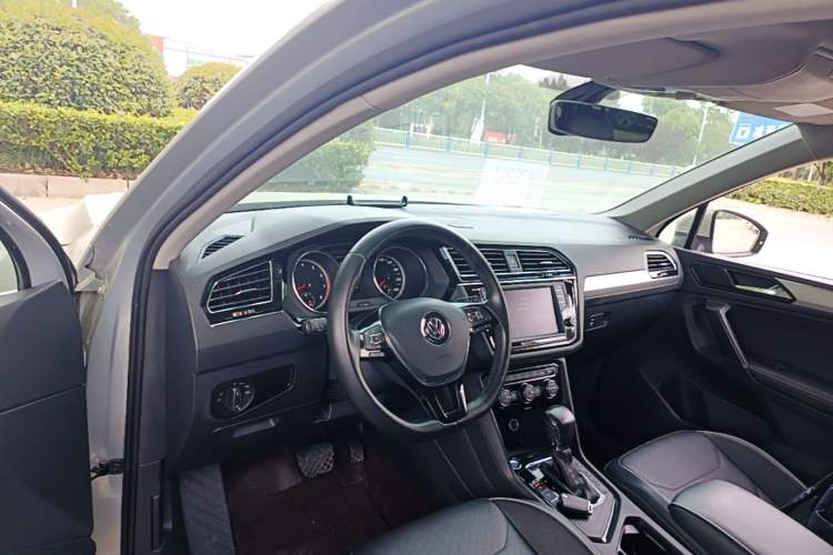 Used Volkswagen Tiguan L 2017 330TSI Automatic Two-Wheel Drive Flagship Edition Center Console