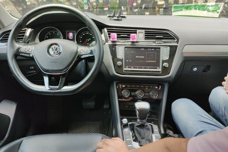 Used Volkswagen Tiguan L 2017 330TSI Automatic Two-Wheel Drive Luxury Edition Center Console