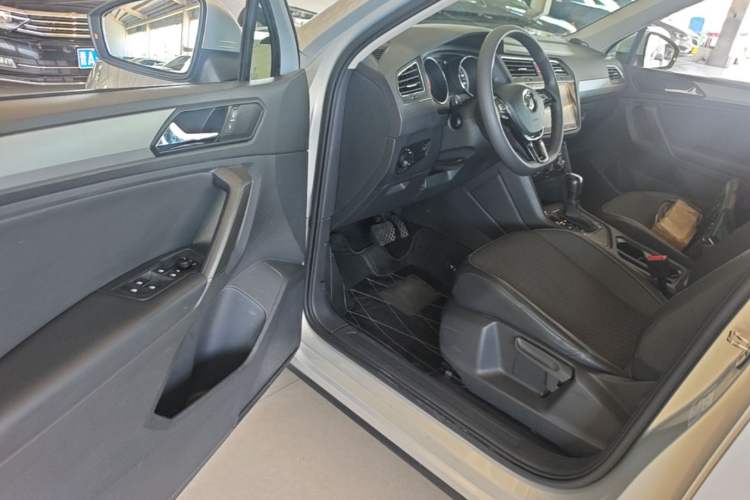 Used Volkswagen Tiguan L 2017 330TSI Automatic Two-Wheel Drive Luxury Edition Driver Seat