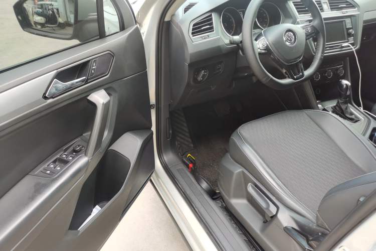 Used Volkswagen Tiguan L 2017 330TSI Automatic Two-Wheel Drive Luxury Edition Driver Seat