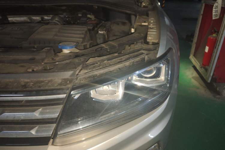 Used Volkswagen Tiguan L 2017 330TSI Automatic Two-Wheel Drive Luxury Edition Engine Bay Left