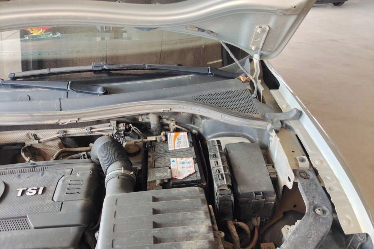 Used Volkswagen Tiguan L 2017 330TSI Automatic Two-Wheel Drive Luxury Edition Engine Bay Left