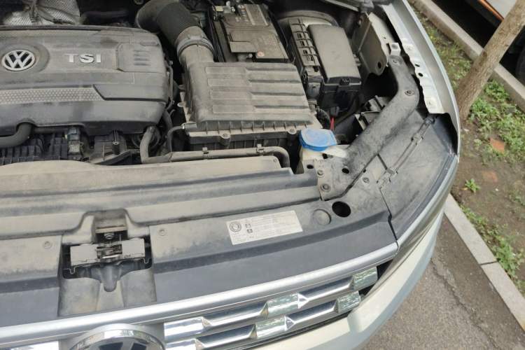 Used Volkswagen Tiguan L 2017 380TSI Automatic All-Wheel-Drive Luxury Edition Engine Bay Left