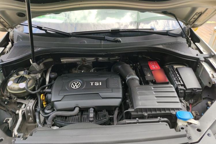 Used Volkswagen Tiguan L 2017 330TSI Automatic Two-Wheel Drive Luxury Edition Engine Bay