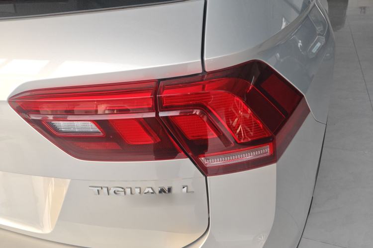 Used Volkswagen Tiguan L 2017 330TSI Automatic Two-Wheel Drive Luxury Edition Exterior 3