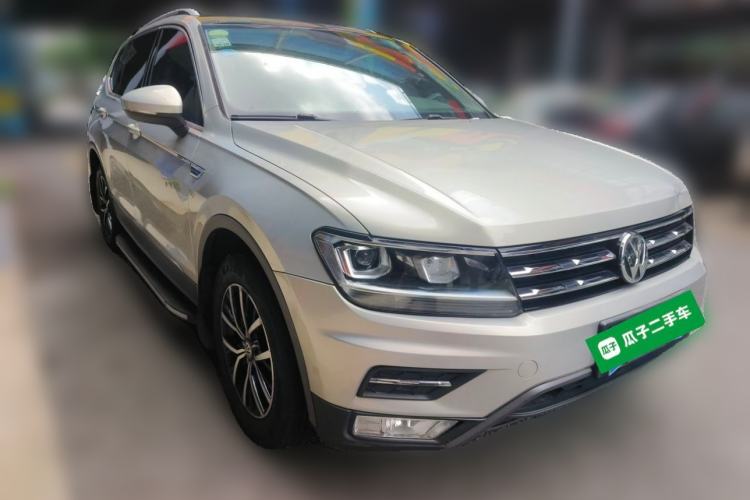 Used Volkswagen Tiguan L 2017 330TSI Automatic Two-Wheel Drive Luxury Edition Front Right 45 Deg