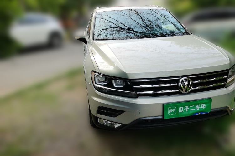 Used Volkswagen Tiguan L 2017 330TSI Automatic Two-Wheel Drive Luxury Edition Front Right 45 Deg