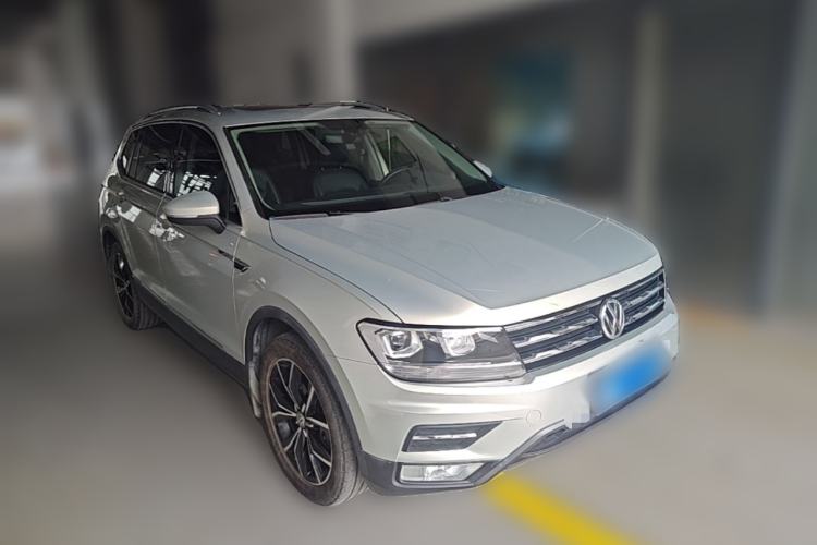 Used Volkswagen Tiguan L 2017 330TSI Automatic Two-Wheel Drive Luxury Edition Front Right 45 Deg