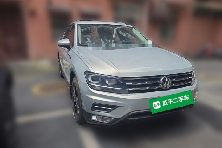 Used Volkswagen Tiguan L 2017 330TSI Automatic Two-Wheel Drive Luxury Edition Front Right 45 Deg
