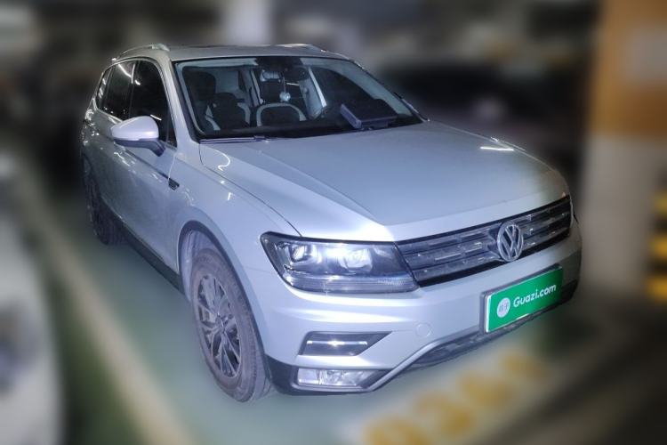 Used Volkswagen Tiguan L 2017 330TSI Automatic Two-Wheel Drive Luxury Edition Front Right 45 Deg
