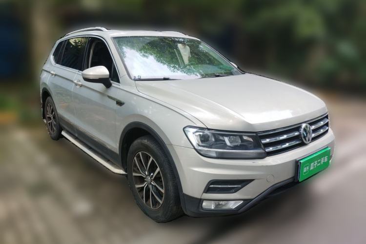 Used Volkswagen Tiguan L 2017 330TSI Automatic Two-Wheel Drive Luxury Edition Front Right 45 Deg