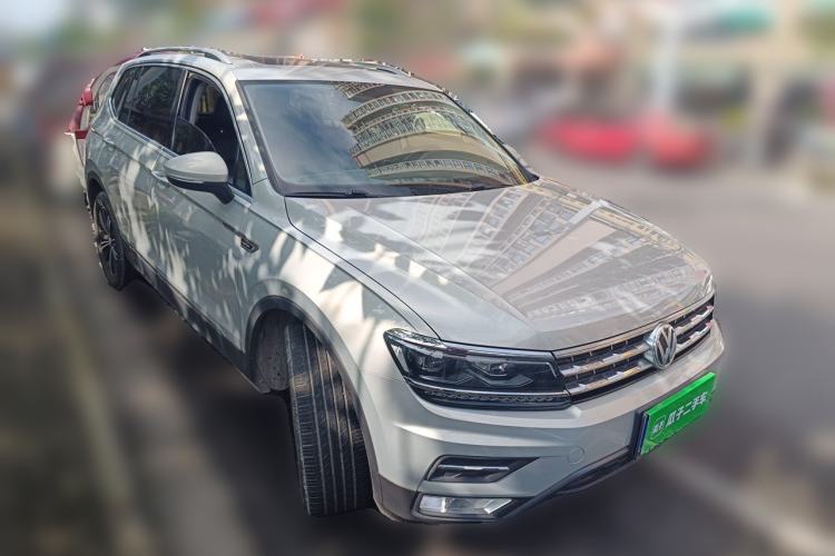 Used Volkswagen Tiguan L 2017 380TSI Automatic All-Wheel-Drive Luxury Edition Front Right 45 Deg