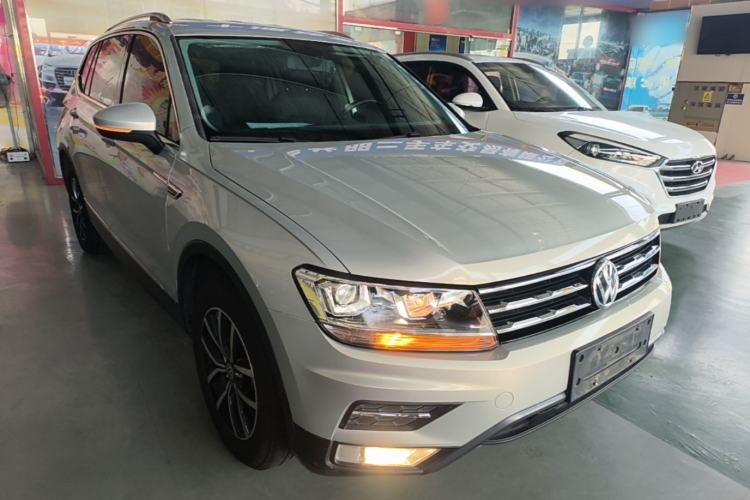 Used Volkswagen Tiguan L 2017 330TSI Automatic Two-Wheel Drive Comfort Edition Front Right 45 Deg